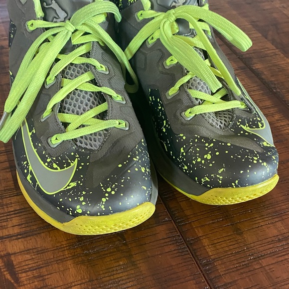 Nike Men Gray and Neon Green Sneakers - Picture 13 of 13